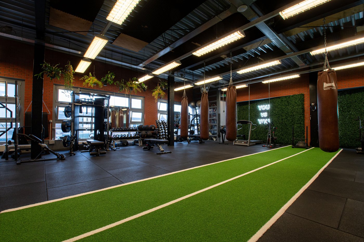 De trainingsvloer van Impact:45 met kunstgras sprint-track