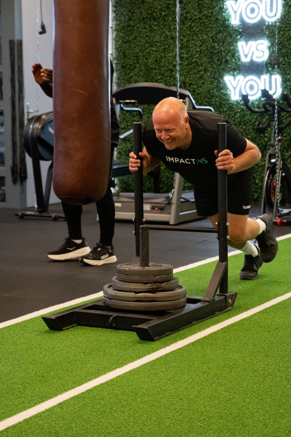 Lid duwt de sled tijdens een training bij Impact:45