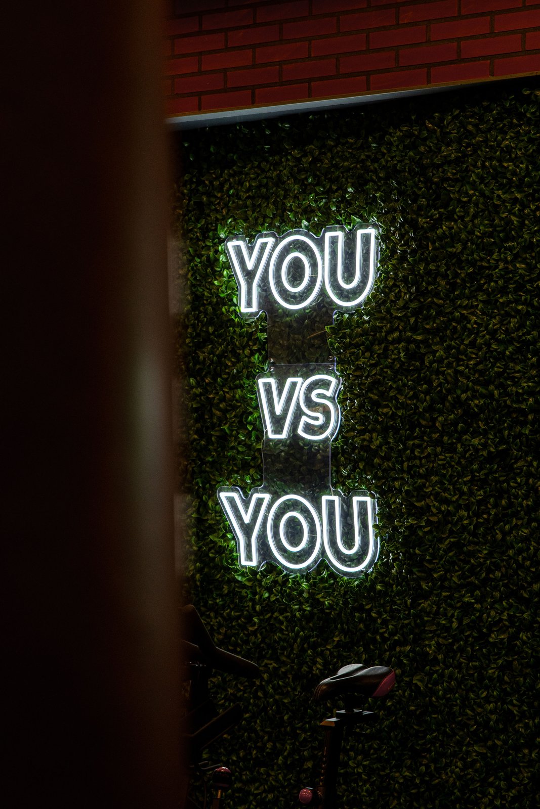 You vs You neon op de groene wand bij Impact:45
